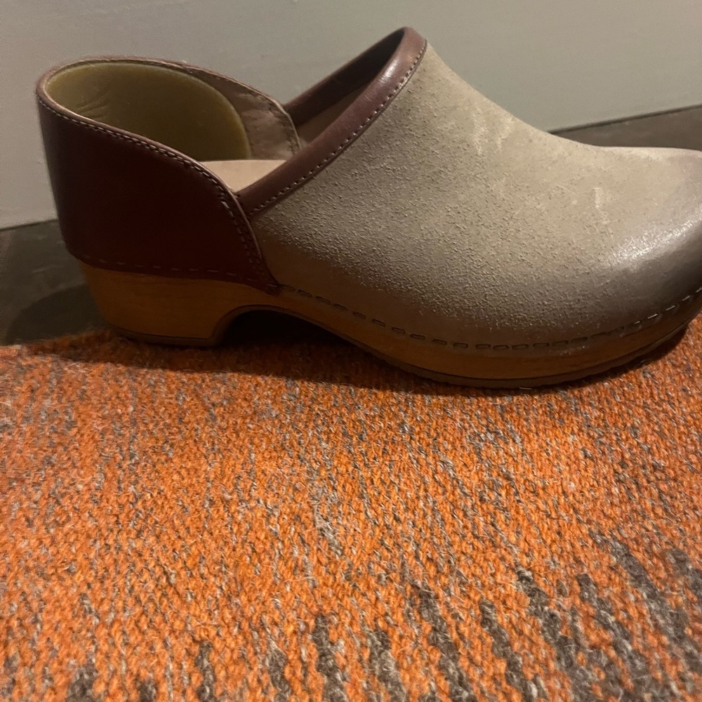37 | Size 7 Dansko 2 tone beige suede/leather clog - New never worn. - Picture 5 of 5